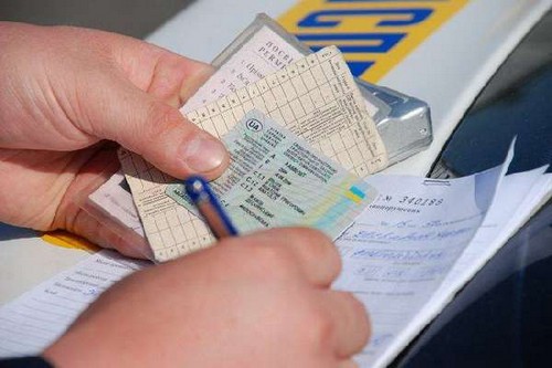 Hoe boetes van verkeerspolitie op het nummer van de auto te controleren