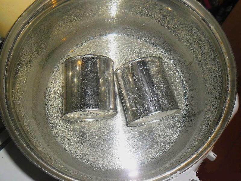 Hoe gecondenseerde melk in een blik te koken?