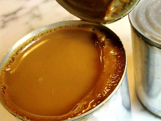 Hoe gecondenseerde melk in een blik te koken?