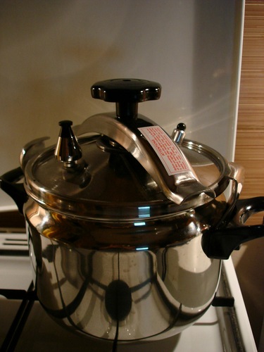 Hoe gecondenseerde melk in een blik te koken?