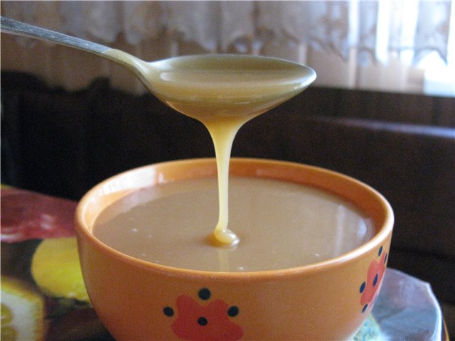 Hoe gecondenseerde melk in een blik te koken?