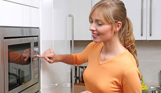 Hoe gecondenseerde melk in een blik te koken?