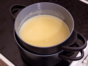 Hoe gecondenseerde melk in een blik te koken?