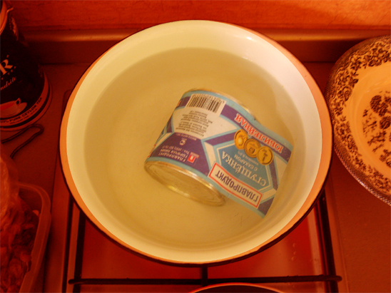Hoe gecondenseerde melk in een blik te koken?