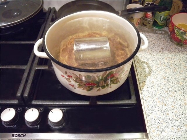 Hoe gecondenseerde melk in een blik te koken?