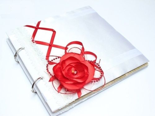Het boek met wensen voor het huwelijk met hun eigen handen
