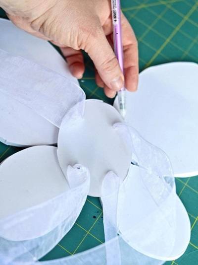 Kostuum voor Halloween 2017 voor meisjes en meisjes
