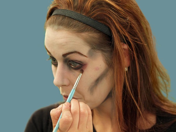Enge make-up voor Halloween met je eigen handen voor meisjes en meisjes