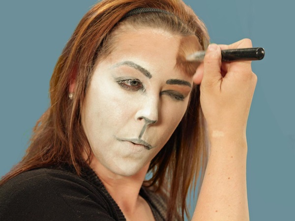 Enge make-up voor Halloween met je eigen handen voor meisjes en meisjes