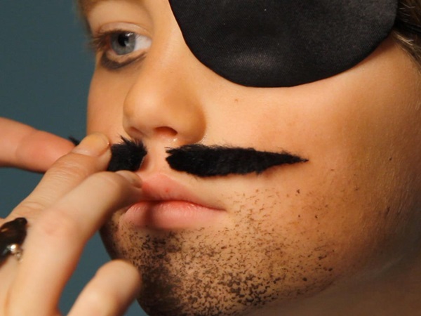Enge make-up voor Halloween met je eigen handen voor meisjes en meisjes