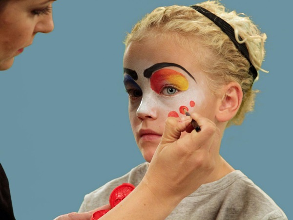 Enge make-up voor Halloween met je eigen handen voor meisjes en meisjes