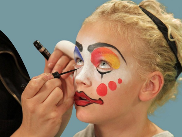 Enge make-up voor Halloween met je eigen handen voor meisjes en meisjes