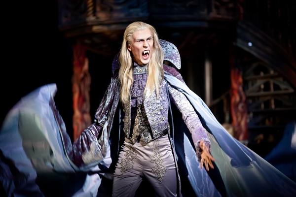 Musicals over vampieren die het bekijken waard zijn. The Legendary Vampire Ball