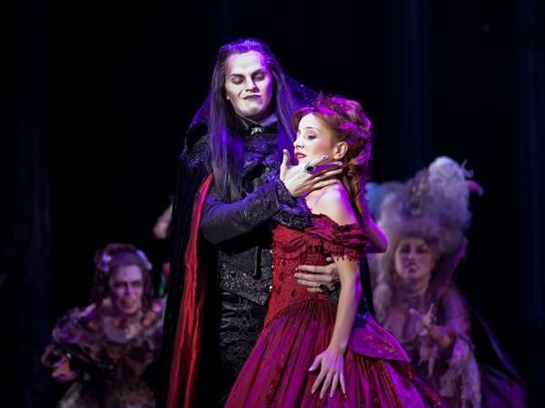 Musicals over vampieren die het bekijken waard zijn. The Legendary Vampire Ball