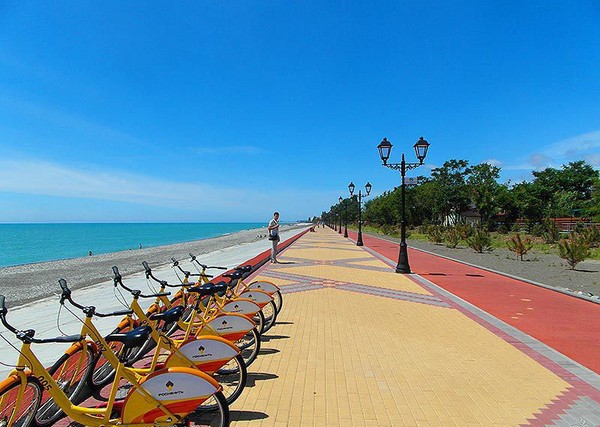 Het weer in Sochi in september 2016 wordt voorspeld door het hydrometeorologisch centrum en volgens de beoordelingen van toeristen, de temperatuur van water en lucht in Sochi in september
