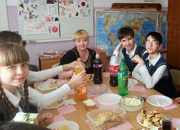 Felicitatie van jongens sinds 23 februari van meisjes op school, kleuterschool, grappige poëzie tot klasgenoten van schoolkinderen