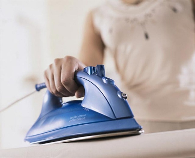 Vlekken uit het strijkijzer: hoe schoon te maken?
