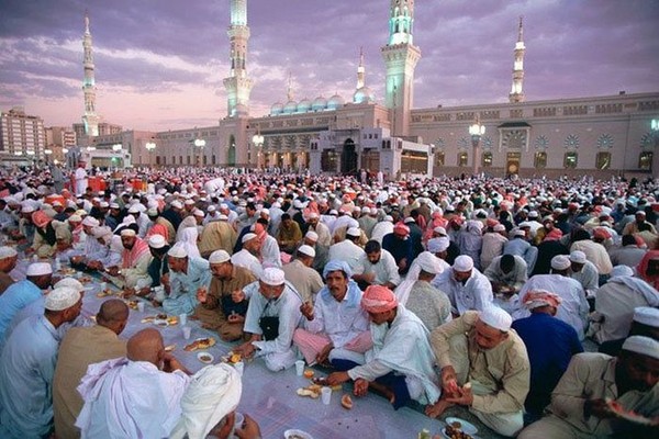 Ramadan 2016 - het begin en het einde in Rusland, Moskou, Tunesië, de Verenigde Arabische Emiraten. De kalender van de heilige maand in Moskou, de kalender. Gefeliciteerd met Ramadan 2016 in couplet