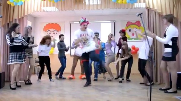 Grappige en moderne scenario's voor Teacher's Day op school en universiteit - gefeliciteerd met de junior en senior klassen