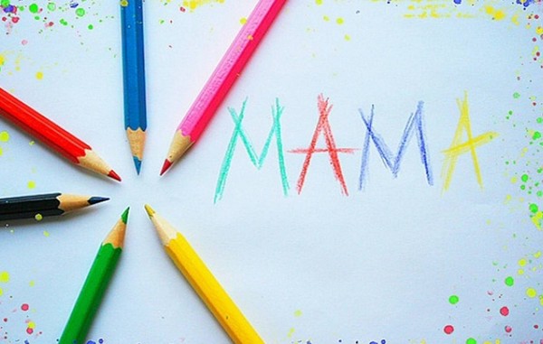 Scènes voor Moederdag zijn grappig en kort voor een kleuterschool, basisschool en middelbare scholieren