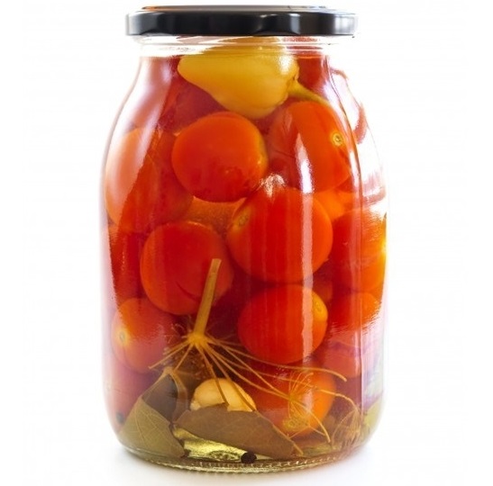 Gezouten tomaten voor de winter in blikjes