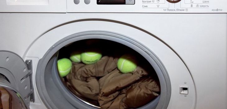 Het donsjack in een wasmachine wassen is gemakkelijk