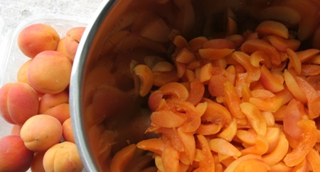Abrikozenjam in de multivark voor de winter