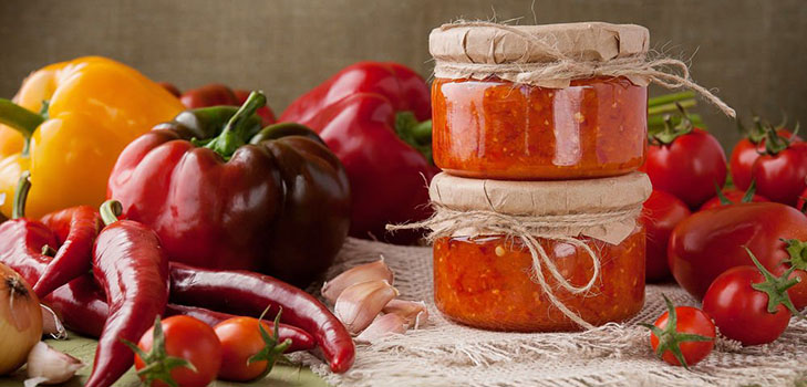 Home adzhika voor de winter - de beste recepten van de staaf met koken en zonder te koken