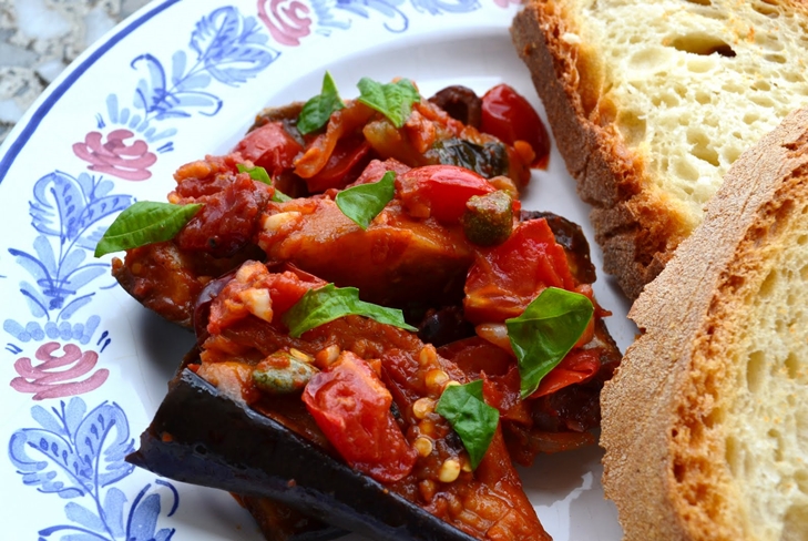 Aubergines in tomatensaus met knoflook voor de winter: Photo Prescription Preservation