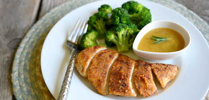 Snel recept: kipfilet in amandel-paneermeel met mosterd-honingsaus
