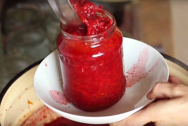 Borsch voor de winter in blik, recepten voor bereidingen met bieten en kool, tomatenpuree en zonder