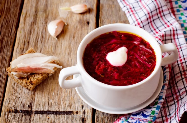 Borsch voor de winter in blik, recepten voor bereidingen met bieten en kool, tomatenpuree en zonder