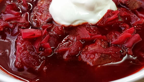 Borsch voor de winter in blik, recepten voor bereidingen met bieten en kool, tomatenpuree en zonder