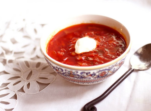 Borsch voor de winter in blik, recepten voor bereidingen met bieten en kool, tomatenpuree en zonder