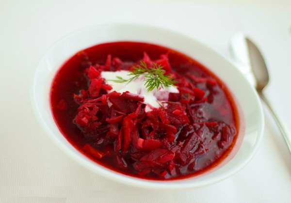 Borsch voor de winter in blik, recepten voor bereidingen met bieten en kool, tomatenpuree en zonder