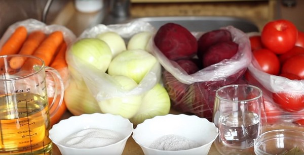 Borsch voor de winter in blik, recepten voor bereidingen met bieten en kool, tomatenpuree en zonder