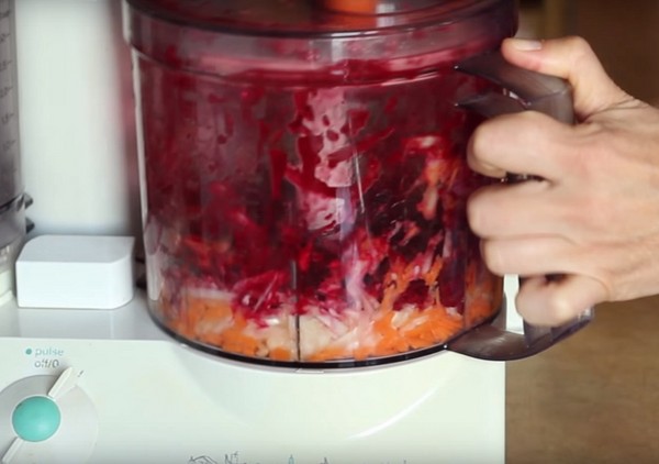 Borsch voor de winter in blik, recepten voor bereidingen met bieten en kool, tomatenpuree en zonder