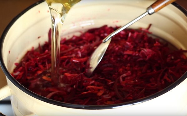 Borsch voor de winter in blik, recepten voor bereidingen met bieten en kool, tomatenpuree en zonder
