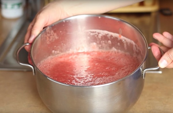 Borsch voor de winter in blik, recepten voor bereidingen met bieten en kool, tomatenpuree en zonder