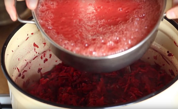 Borsch voor de winter in blik, recepten voor bereidingen met bieten en kool, tomatenpuree en zonder