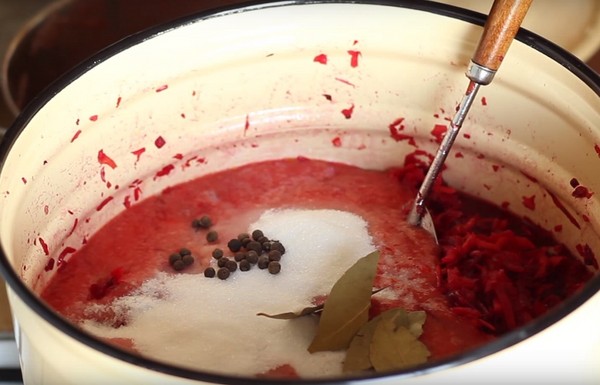 Borsch voor de winter in blik, recepten voor bereidingen met bieten en kool, tomatenpuree en zonder