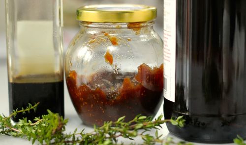 Eigengemaakte wijn van gefermenteerde jam