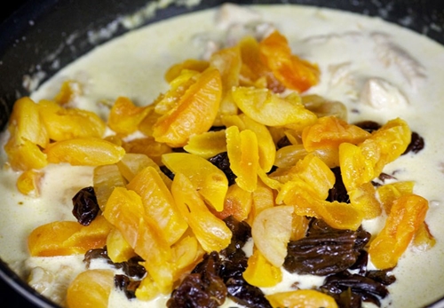 yoghurt met gedroogde pruimen en gedroogde abrikozen