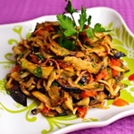 Hoe maak je een salade van gebakken aubergines met tomaten Foto van een recept voor salade van gebakken aubergines met tomaten