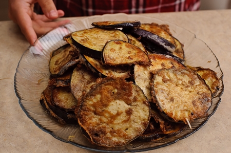 Hoe maak je een salade van gebakken aubergines met tomaten Foto van een recept voor salade van gebakken aubergines met tomaten