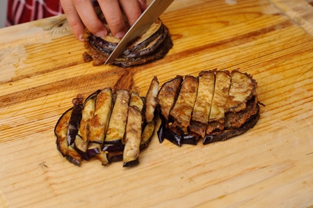 Hoe maak je een salade van gebakken aubergines met tomaten Foto van een recept voor salade van gebakken aubergines met tomaten