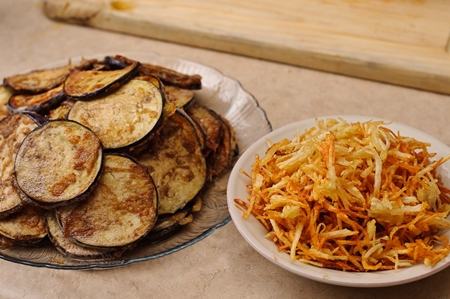 Hoe maak je een salade van gebakken aubergines met tomaten Foto van een recept voor salade van gebakken aubergines met tomaten