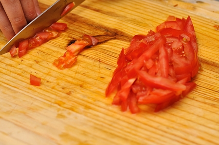 Hoe maak je een salade van gebakken aubergines met tomaten Foto van een recept voor salade van gebakken aubergines met tomaten