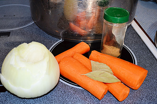 Recepten van een verkoudheid met stap voor stap genomen foto's - van varkensvlees, schenkel, rundvlees, kippenpoten, met gelatine