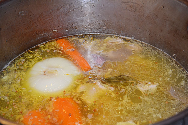 Recepten van een verkoudheid met stap voor stap genomen foto's - van varkensvlees, schenkel, rundvlees, kippenpoten, met gelatine